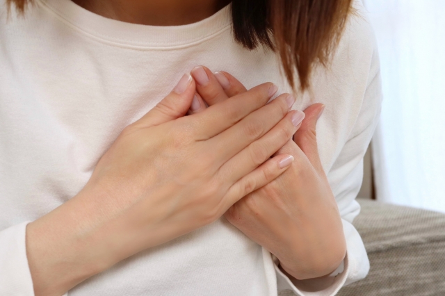 胸に痛みがある・違和感がある