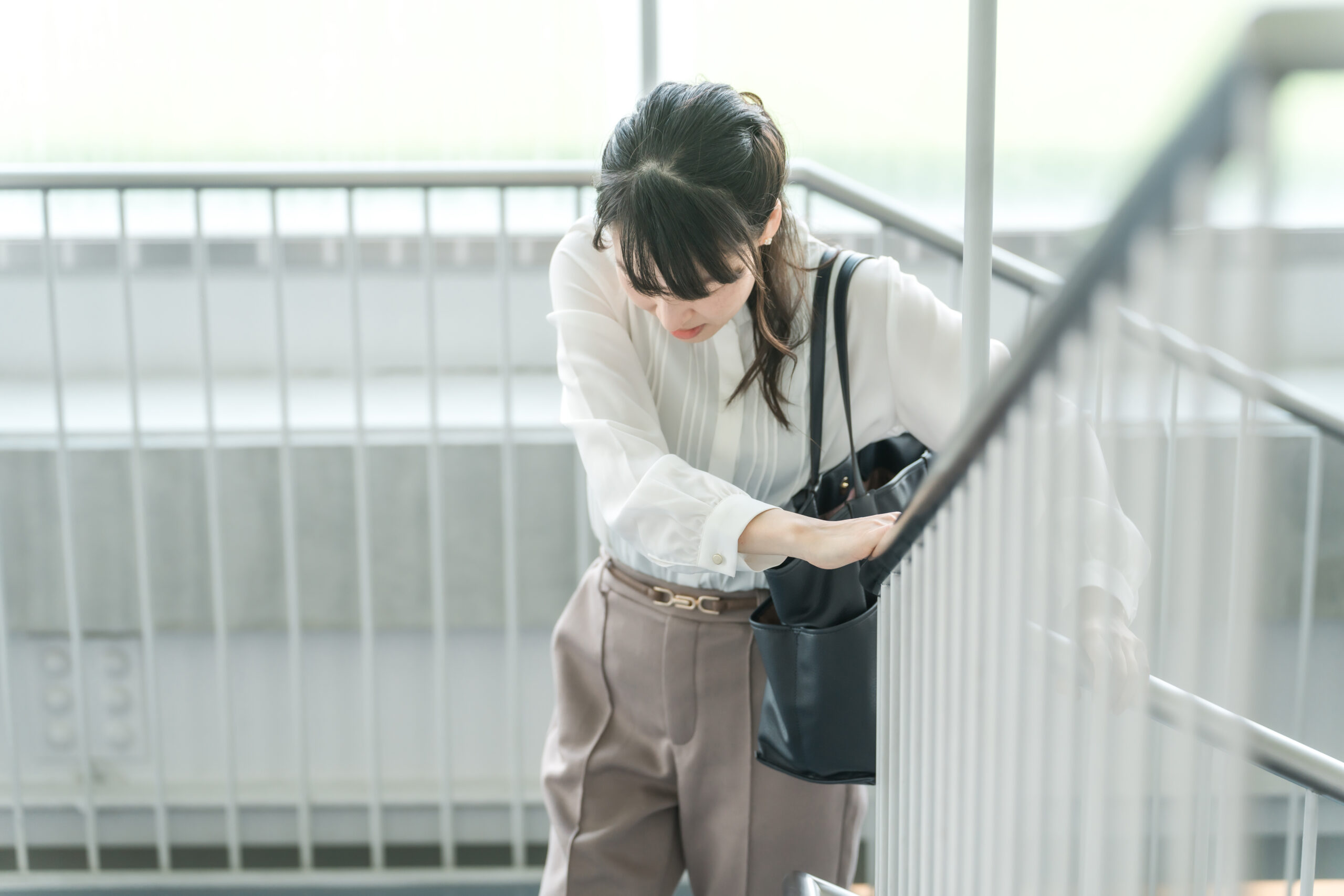 階段で息が切れるのは「年のせい」？それとも心不全？見分けるための3つのチェック